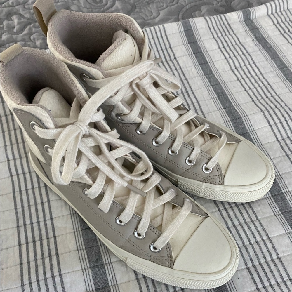 Women’s size 9 Converse